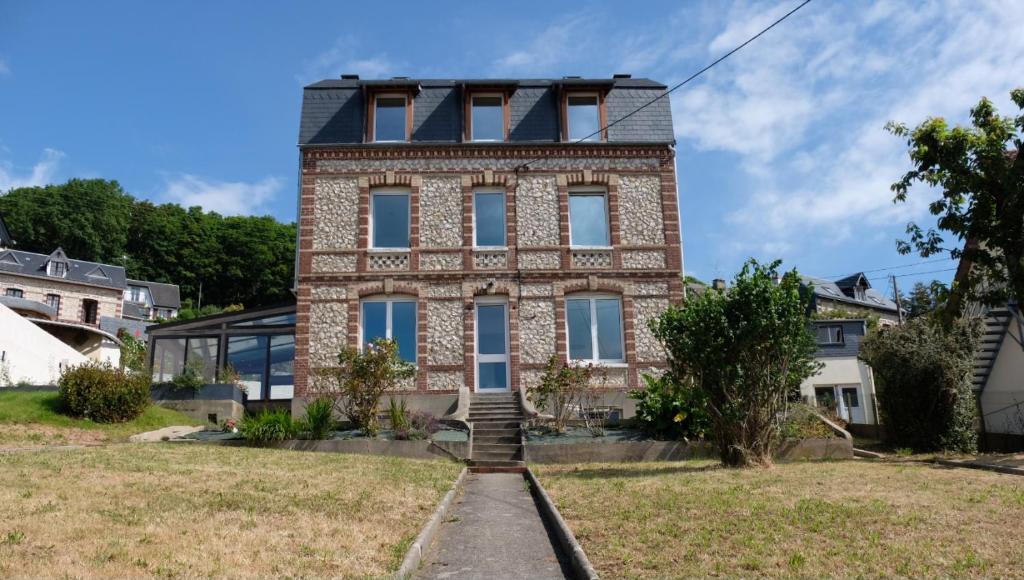 un bâtiment en briques avec des fenêtres au-dessus dans l'établissement La Villa Semaphore, à Fécamp