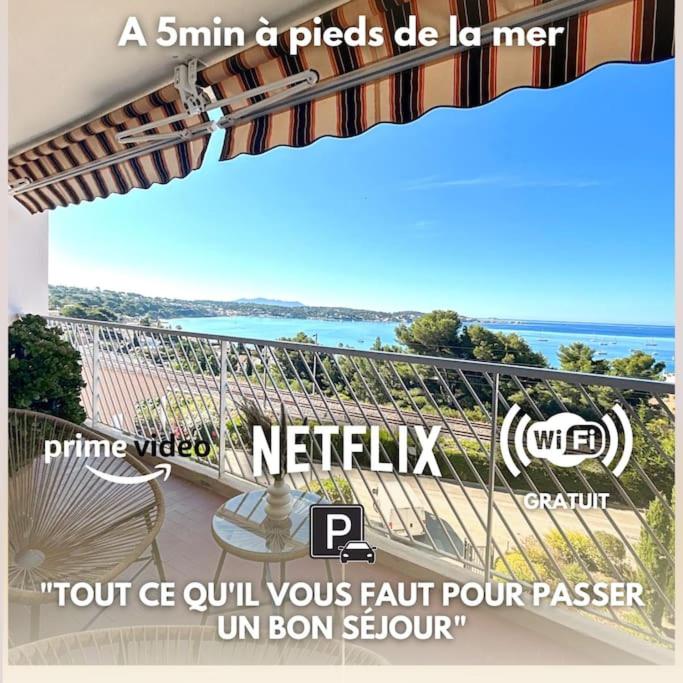un panneau pour un balcon avec vue sur l'océan dans l'établissement Vue sur la Baie de Bandol en famille ou entre amis, à Bandol