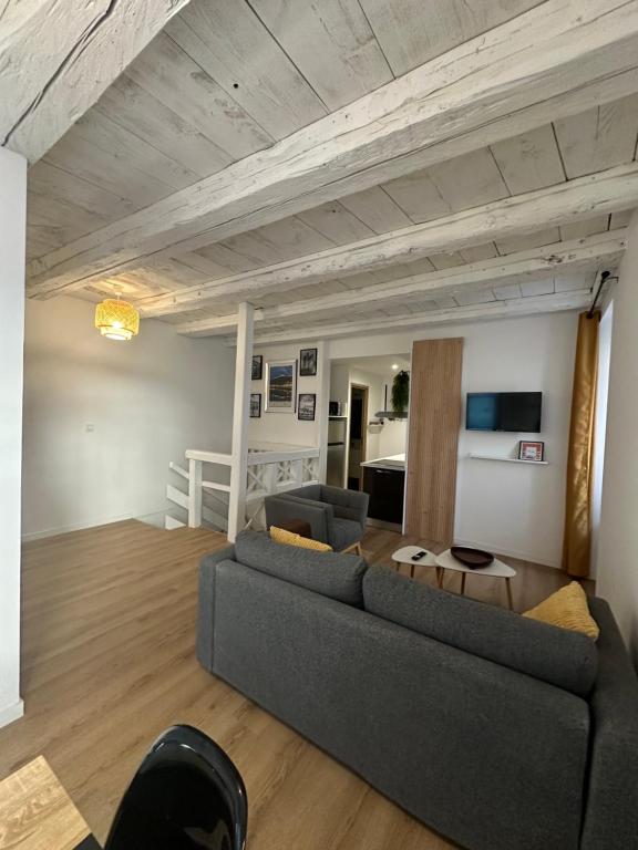 Μια τηλεόραση ή/και κέντρο ψυχαγωγίας στο Appartement Centre ville Besançon