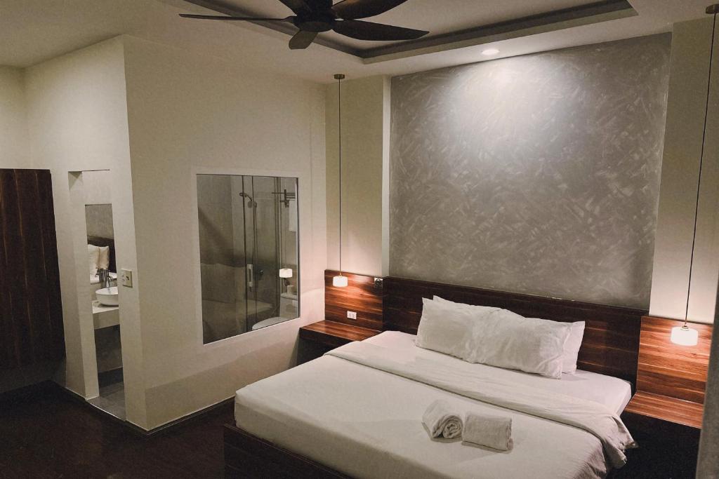 una camera da letto con un letto e un ventilatore a soffitto di Hong Nhan Hotel a Da Lat