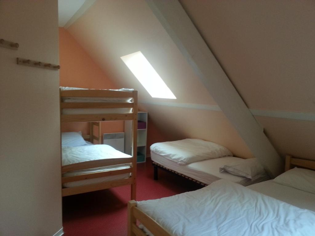 Postel nebo postele na pokoji v ubytování Gîte de montagne du Plateau de Lhers- Accueil randonneurs