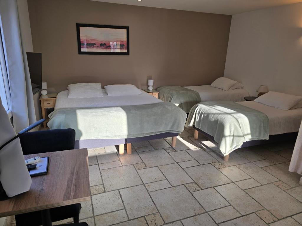 Postel nebo postele na pokoji v ubytování Les Loges du Luberon