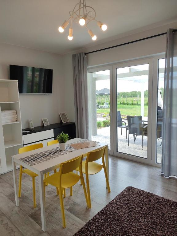 Apartamenty Wilga z całorocznym jacuzzi i letnim basenem - One-Bedroom Apartment With Terrace