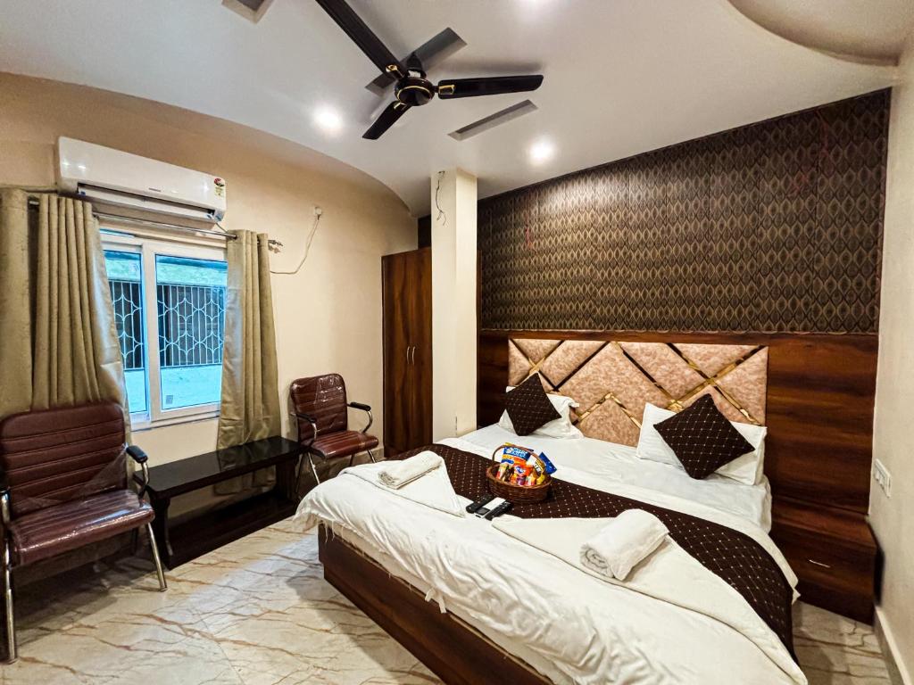 Postel nebo postele na pokoji v ubytování HOTEL VIA GANGA INN ! గంగా ఇన్ ద్వారా హోటల్ VARANASI! FULLY AIR-CONDITIONED HOTEL AT PRIME LOCATION WITH ROOFTOP GANGES VIEW! 2 Min walking distance from ASSI GHAT ,NEAR KASHI VISHWANATH TEMPLE
