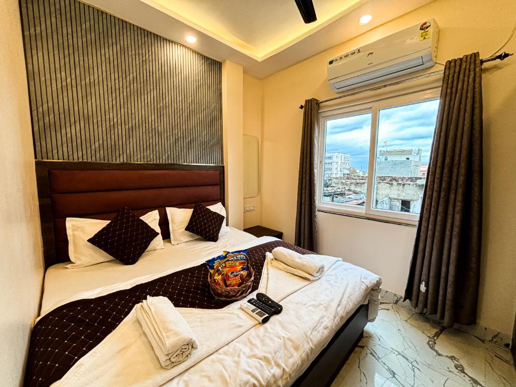 Postel nebo postele na pokoji v ubytování HOTEL VIA GANGA INN ! గంగా ఇన్ ద్వారా హోటల్ VARANASI! FULLY AIR-CONDITIONED HOTEL AT PRIME LOCATION WITH ROOFTOP GANGES VIEW! 2 Min walking distance from ASSI GHAT ,NEAR KASHI VISHWANATH TEMPLE