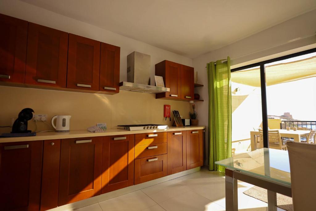 Kuchyň nebo kuchyňský kout v ubytování Seafront duplex Penthouse with Terrace overlooking Xlendi Bay