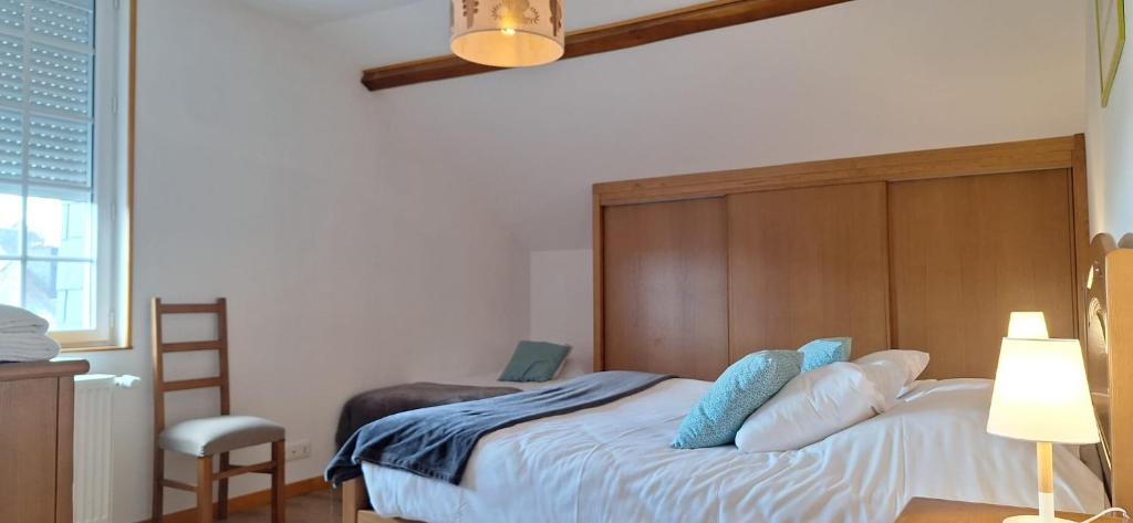 Postel nebo postele na pokoji v ubytování Le Gite des Deux Lacs Settons