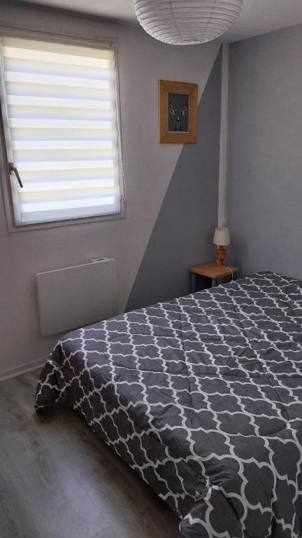 Postel nebo postele na pokoji v ubytování Petit chalet dans résidence