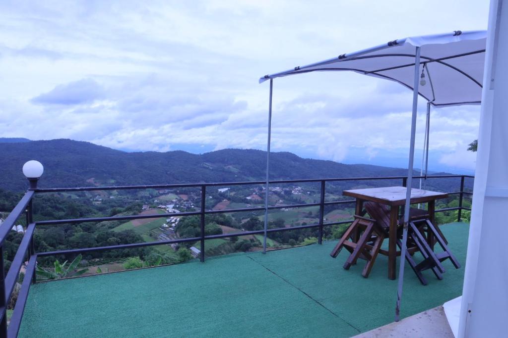 Nespecifikovaný výhled na hory nebo výhled na hory při pohledu z luxury tent