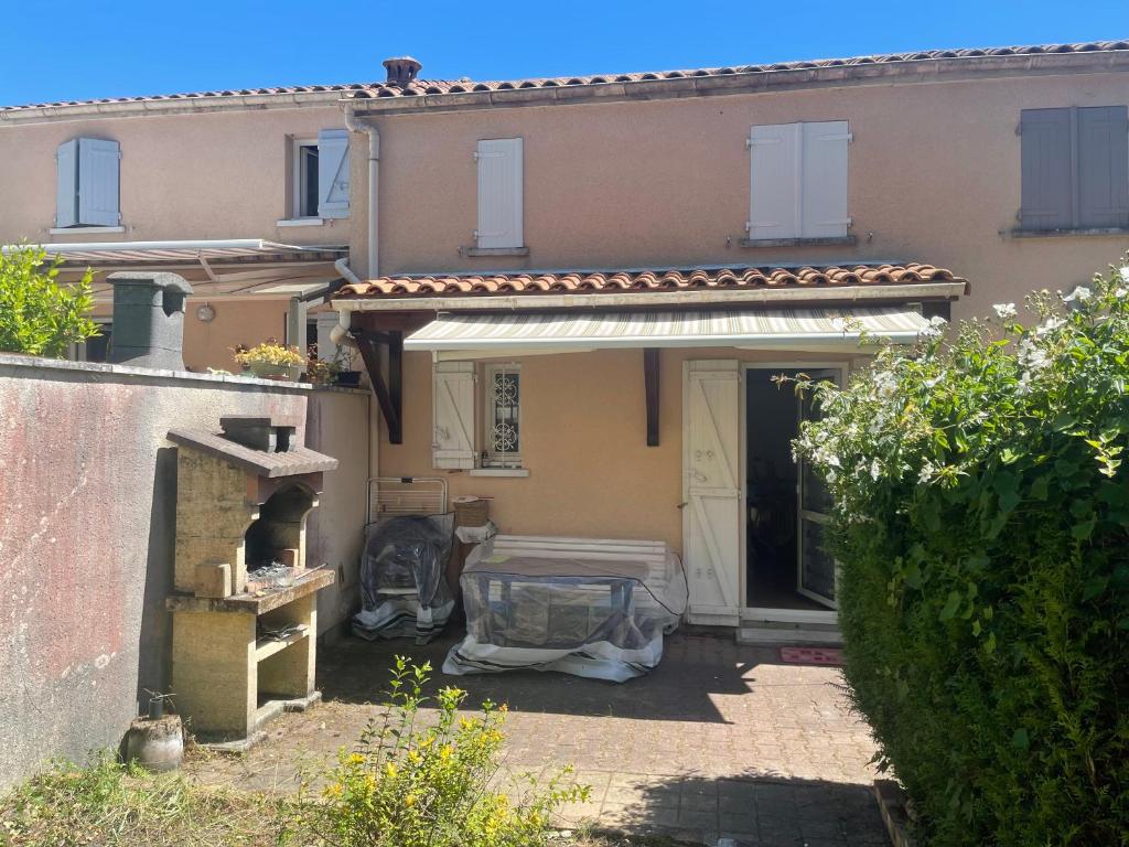 - une vue sur l'extérieur d'une maison avec un garage dans l'établissement Maison Familiale bord de mer, à Meschers-sur-Gironde
