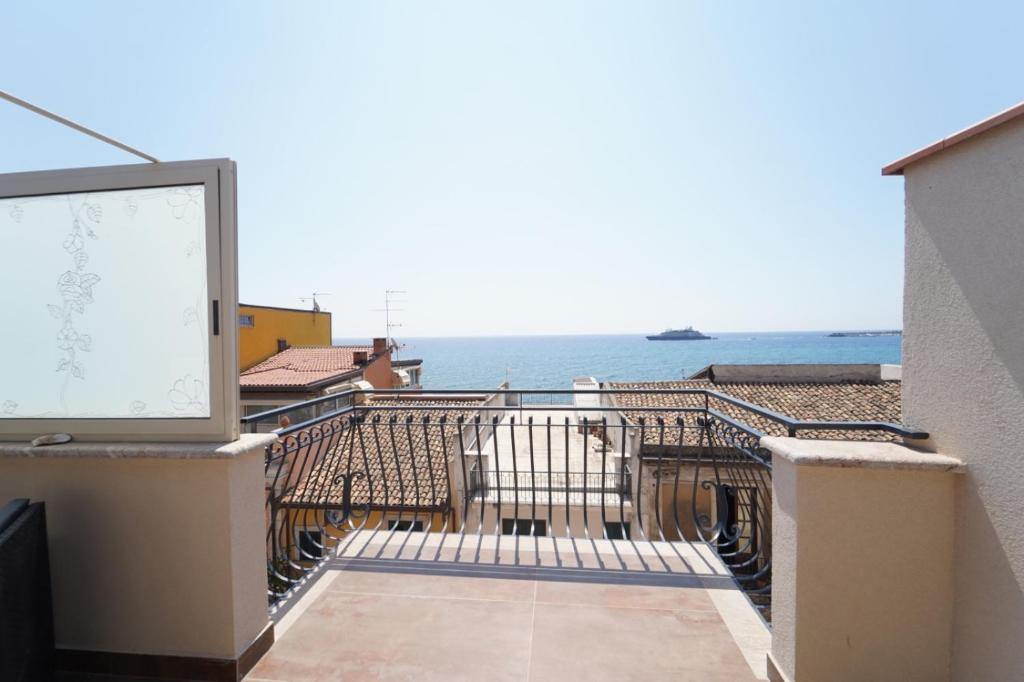un balcón con vista al mar en Giardini Inn arte, en Giardini Naxos