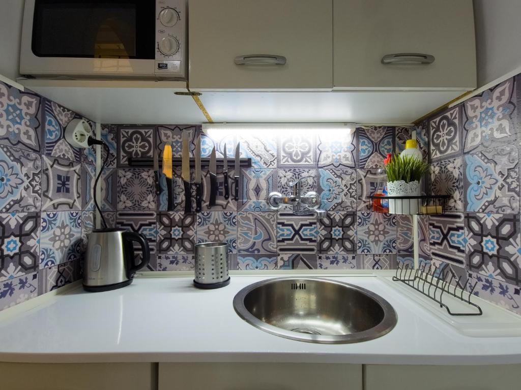 Kuchyňa alebo kuchynka v ubytovaní Gecko Centrum Studio Apartman