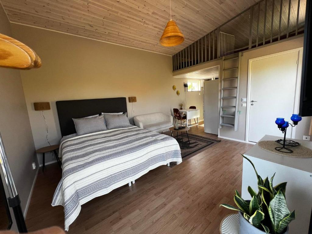 Postel nebo postele na pokoji v ubytování Stugan i Vik på Österlen