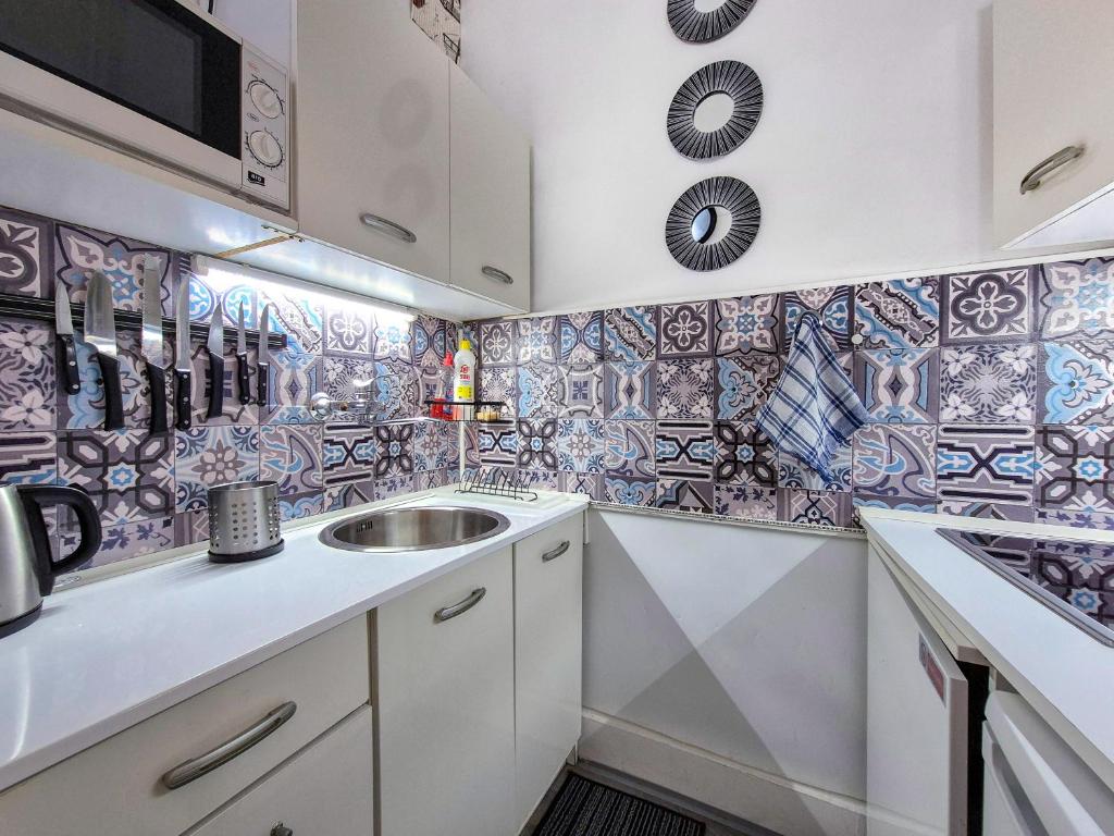 Kuchyňa alebo kuchynka v ubytovaní Gecko Centrum Studio Apartman