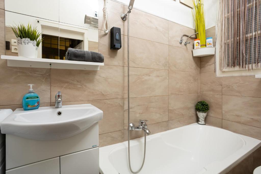 Kúpeľňa v ubytovaní Gecko Centrum Studio Apartman