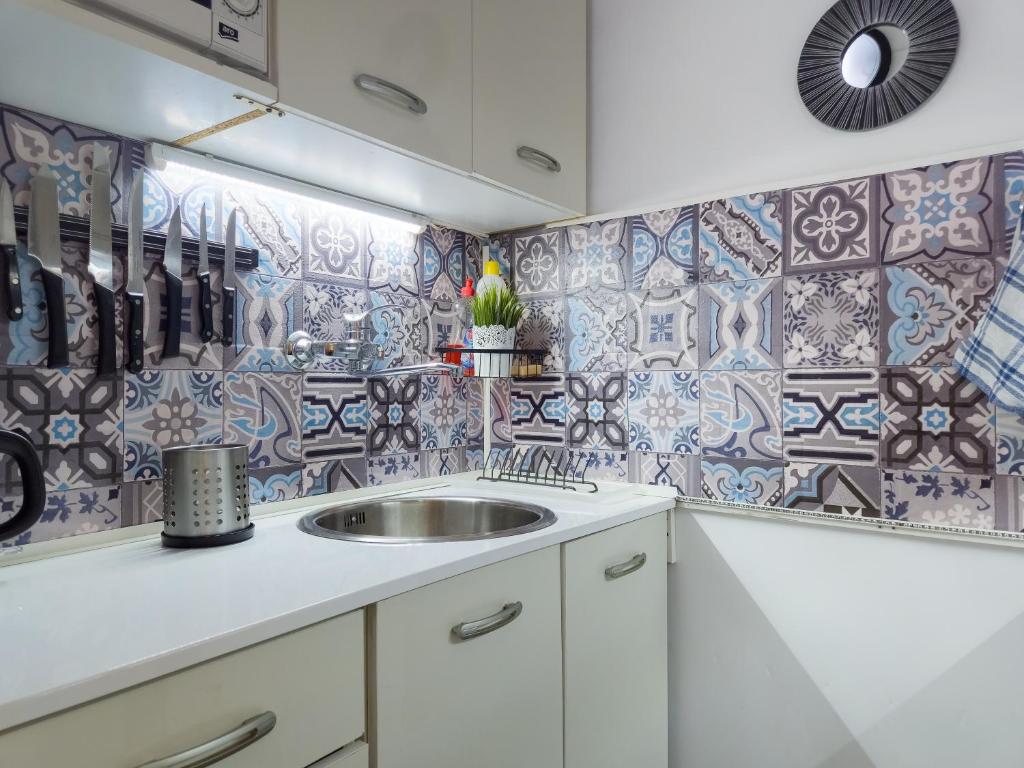Kuchyňa alebo kuchynka v ubytovaní Gecko Centrum Studio Apartman