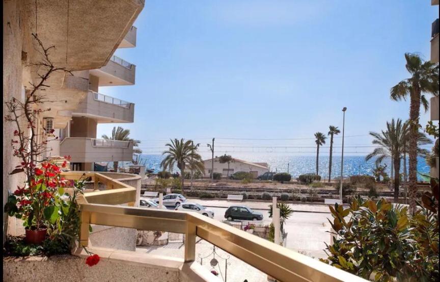 un balcón de un edificio con vistas a un aparcamiento en Seaview apartment at the beach, en Pineda de Mar
