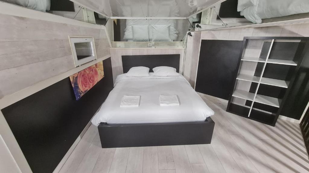 - une petite chambre avec un lit dans un rv dans l'établissement Gîte Amazonia, à Dijon