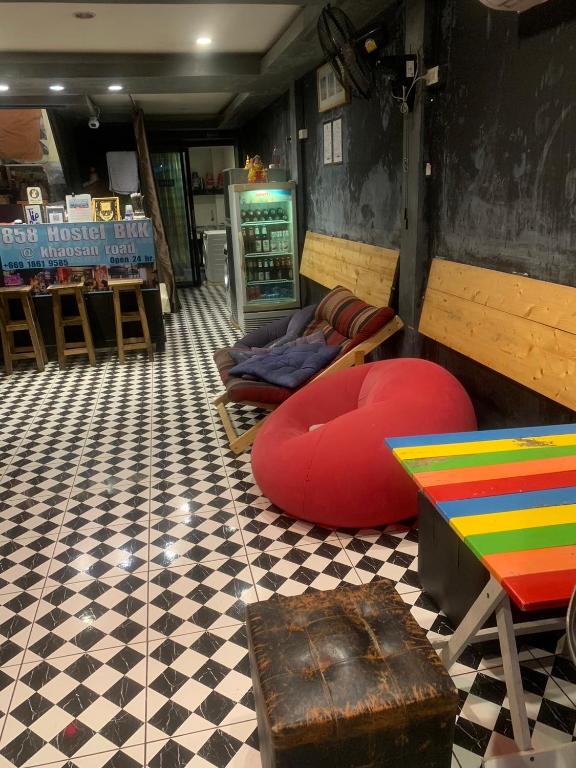 พื้นที่นั่งเล่นของ 858hostel bkk in khaosan road