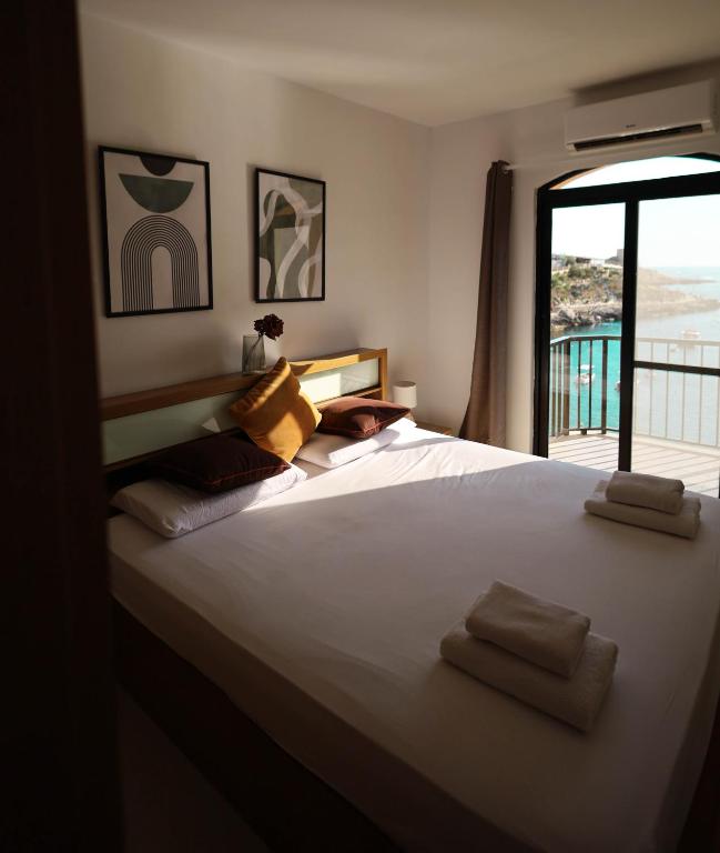 Postel nebo postele na pokoji v ubytování Seafront duplex Penthouse with Terrace overlooking Xlendi Bay