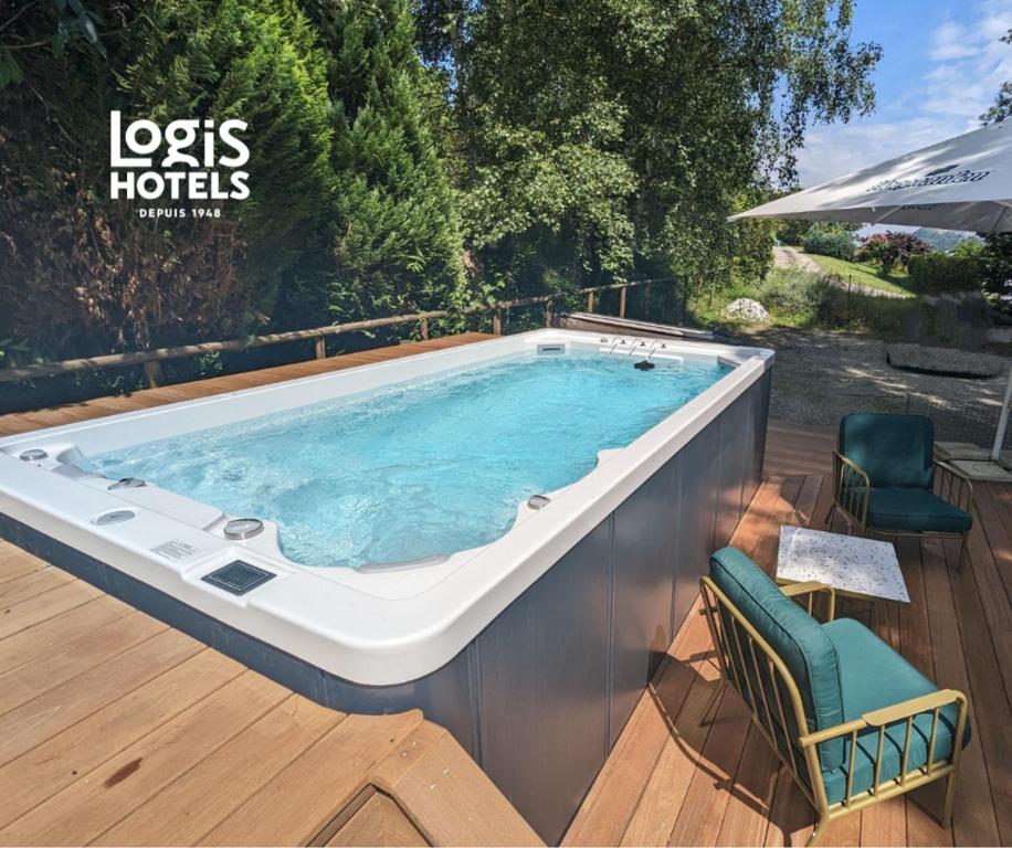 Bazén v ubytování Hôtel Spa & Restaurant Ô Pervenches nebo v jeho okolí
