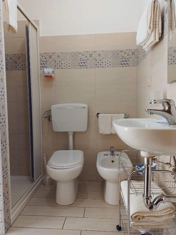 A bathroom at Hotel Pensione Cundari