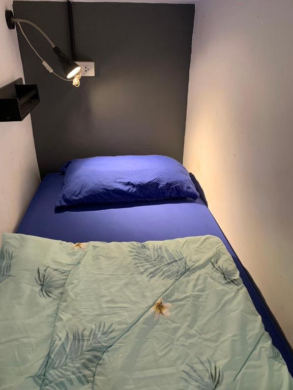 เตียงในห้องที่ 858hostel bkk in khaosan road