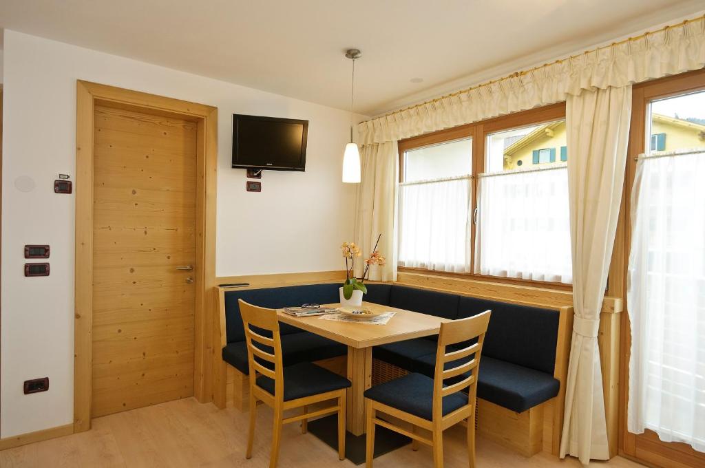 Televízia a/alebo spoločenská miestnosť v ubytovaní Residence Ciasa Mirasas