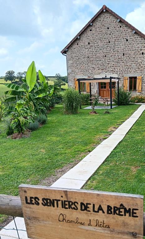 Zahrada ubytování Chambres et table d'hôtes : LES SENTIERS DE LA BREME