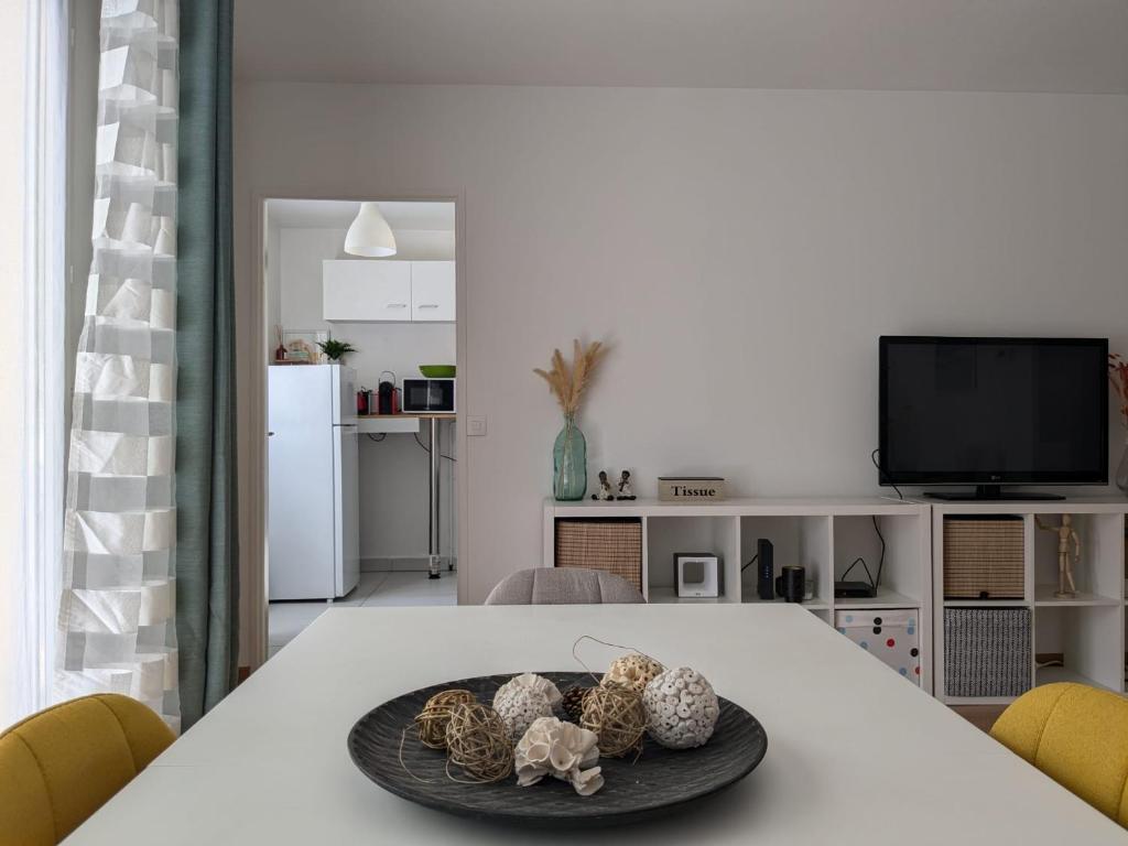 - une table à manger avec une assiette de nourriture dans l'établissement Appartement F3 proche Disneyland, à Bussy-Saint-Georges