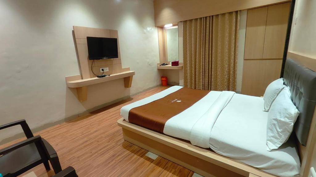 TV a/nebo společenská místnost v ubytování Hotel Yog Palace Newly Renovated