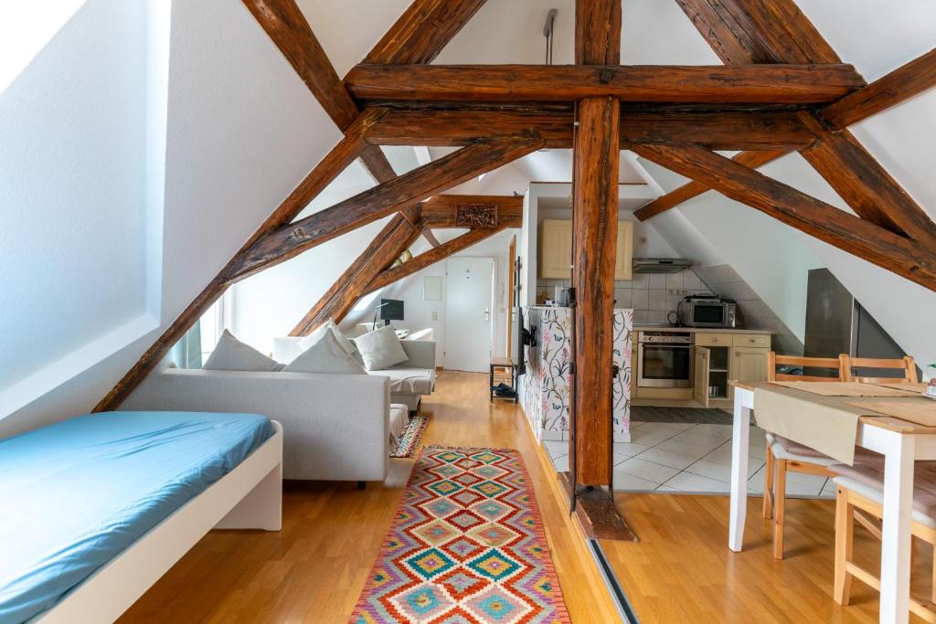 Η κουζίνα ή μικρή κουζίνα στο Dachwohnung am Schlosspark