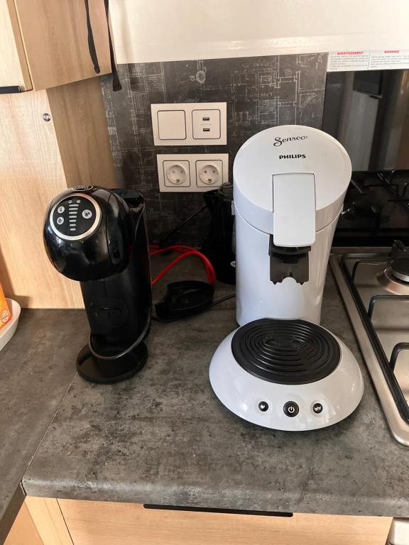 mikser siedzący na blacie obok kuchenki w obiekcie Envie d un break de paysages sauvages et de nature ce mobile home neuf tout confort climatise idealement situe au bord de l eau dans un camping 4 etoiles vous attend pour un week end quelques jours ou des vacances en famille w mieście Cap-Ferret