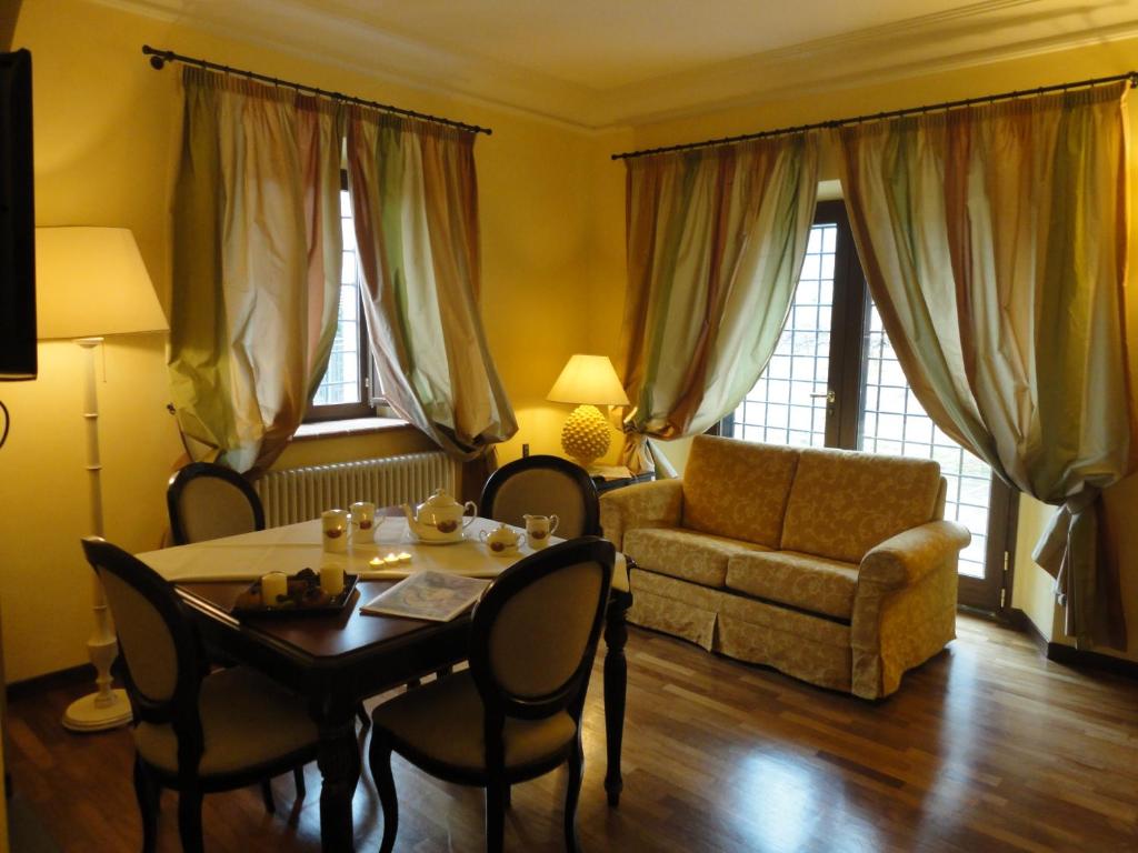 salon ze stołem i kanapą w obiekcie Castello Izzalini Todi Resort w mieście Todi