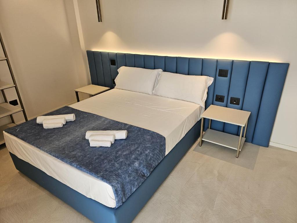 Postel nebo postele na pokoji v ubytování Gabbiano Suites