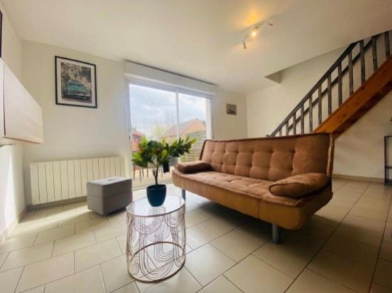 un salon avec un canapé et un escalier dans l'établissement Maison 2 , possibilité 2eme maison mitoyenne 4prs , le crotoy bais de somme, au Crotoy