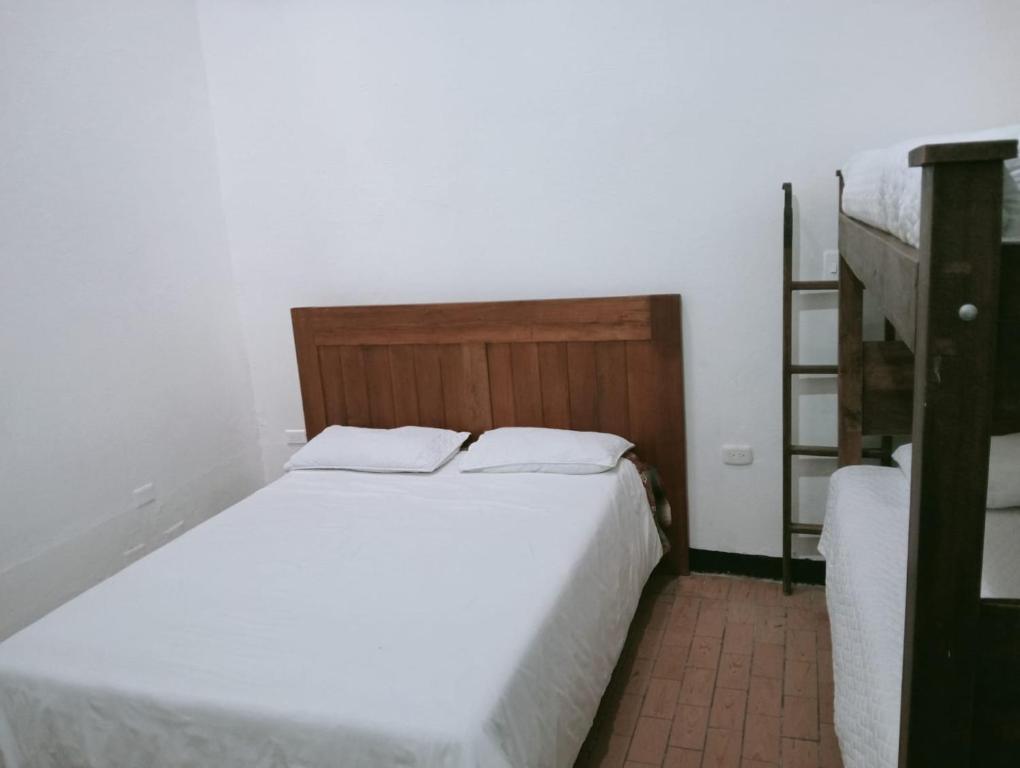 Postel nebo postele na pokoji v ubytování Villa Candelaria Hostel