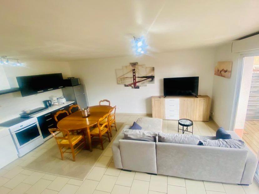 un salon avec un canapé et une table dans l'établissement Maison 1 , possibilité 2 eme maison mitoyenne,Le Crotoy, proche mer - Baie de Somme, au Crotoy