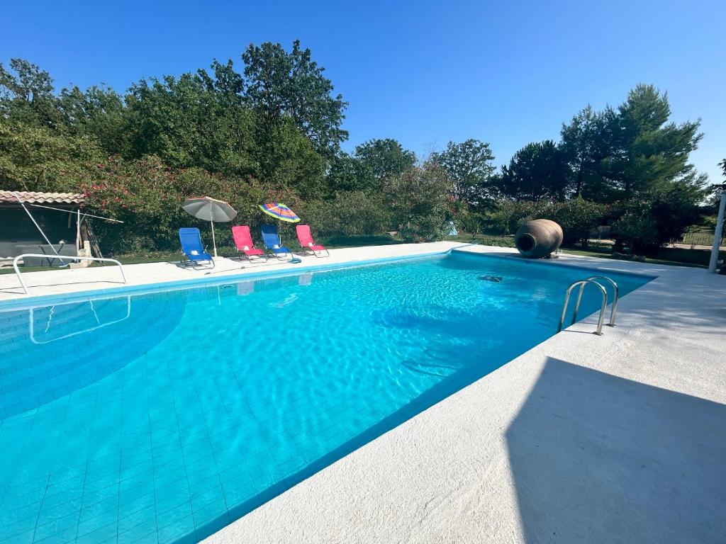 - une piscine avec des chaises longues dans l'établissement Appartement 3 chambres à Aigues-Mortes, à Aigues-Mortes