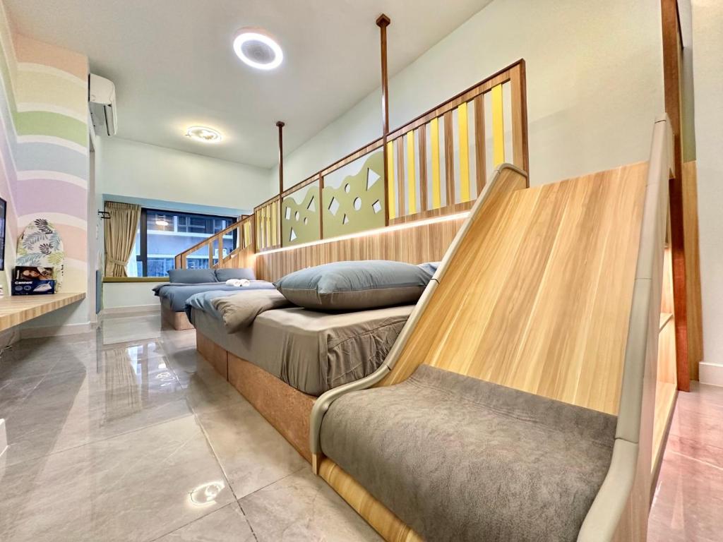 une rangée de lits dans une pièce dans l'établissement MW Imperio Residence Studio Suites with Private Bath tub, à Malacca