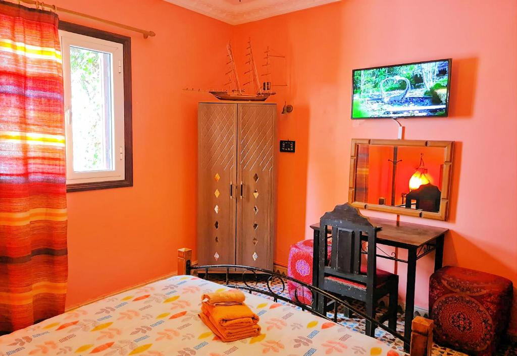 TV a/nebo společenská místnost v ubytování Maison d'hôtes Cité Portugaise