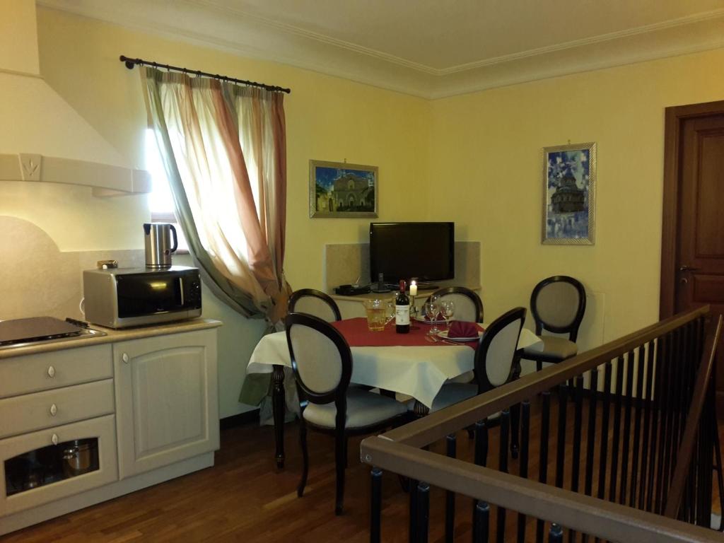 Kuchnia lub aneks kuchenny w obiekcie Castello Izzalini Todi Resort
