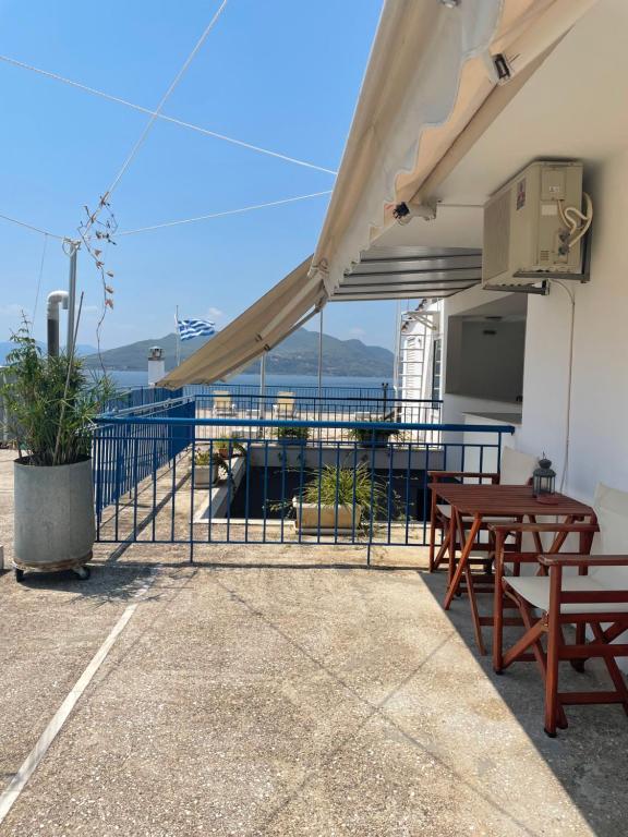 A balcony or terrace at Glaros Studios