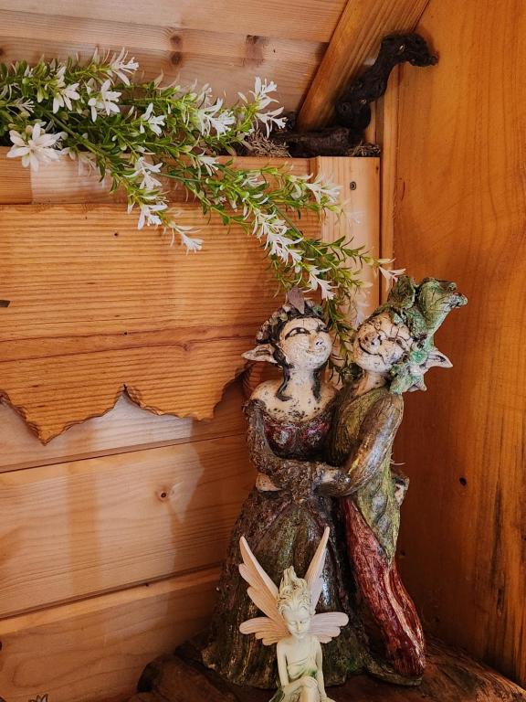 Zdjęcie z galerii obiektu La Chaumière magique des Elfes et ses énigmes w mieście Servas