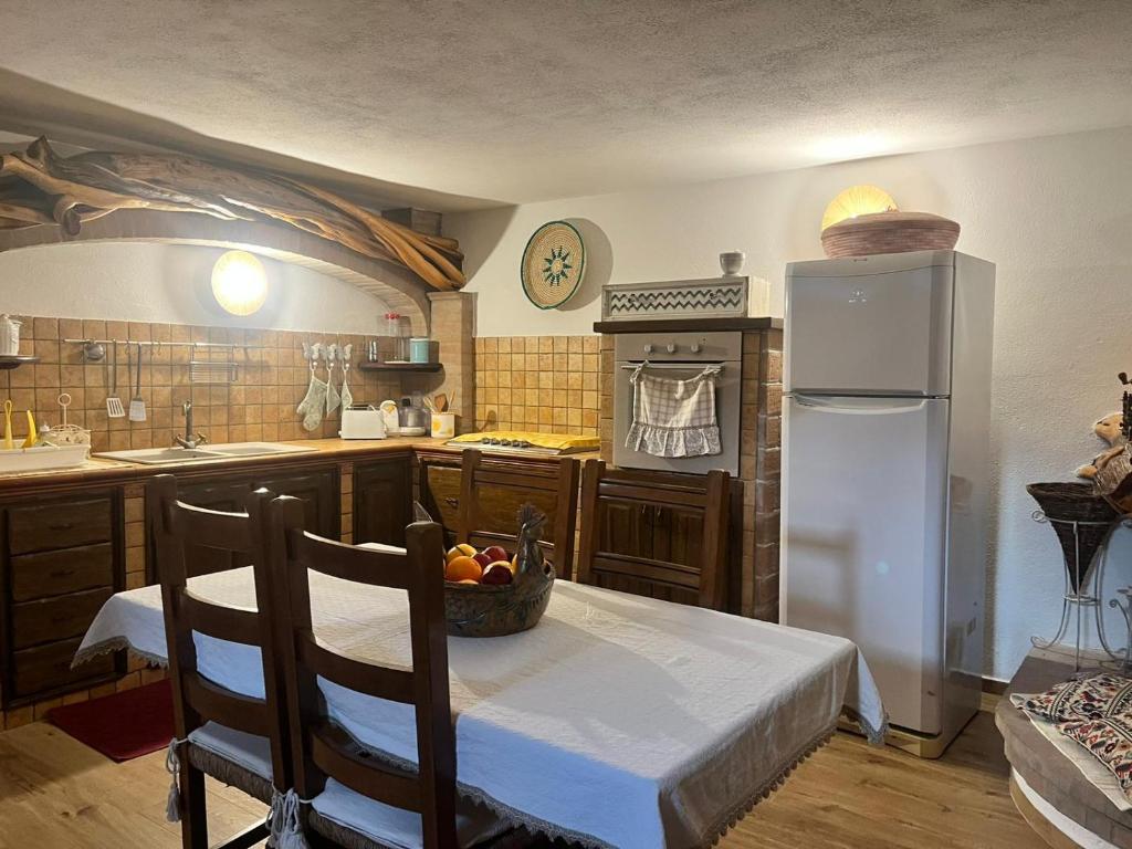 A kitchen or kitchenette at villa con immenso giardino