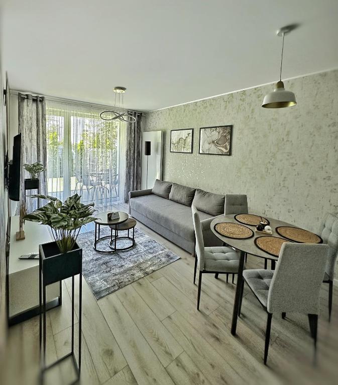Apartament Whiteblue Kołobrzeg z dużym ogródkiem - 100 m od plaży! Whiteblue Kolberg Apartment mit großem Garten - 100 m vom Strand entfernt! Whiteblue Kołobrzeg Apartmán s velkou zahradou - 100 m od pláže!