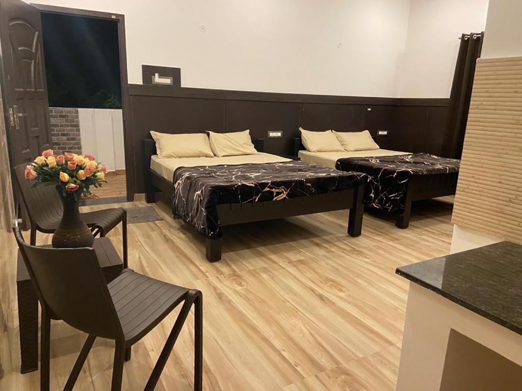 Postel nebo postele na pokoji v ubytování RR Holiday Inn