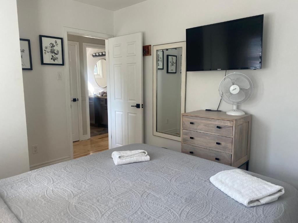 Postel nebo postele na pokoji v ubytování Clearbrooke Gem- Bright Private Bedroom close to YYZ