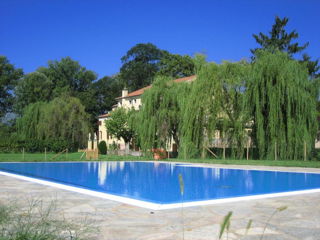 a large swimming pool in front of a house at Agriturismo Villa Selvatico in Vigonza