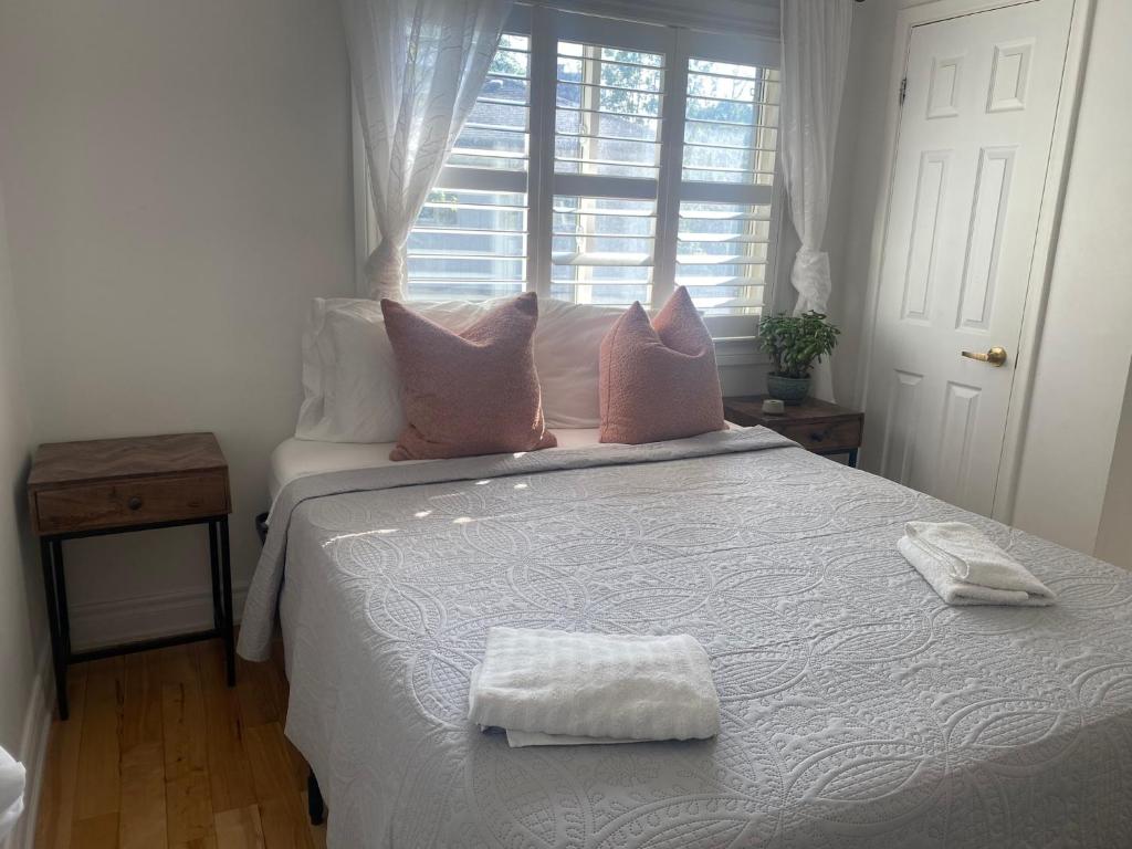 Postel nebo postele na pokoji v ubytování Clearbrooke Gem- Bright Private Bedroom close to YYZ